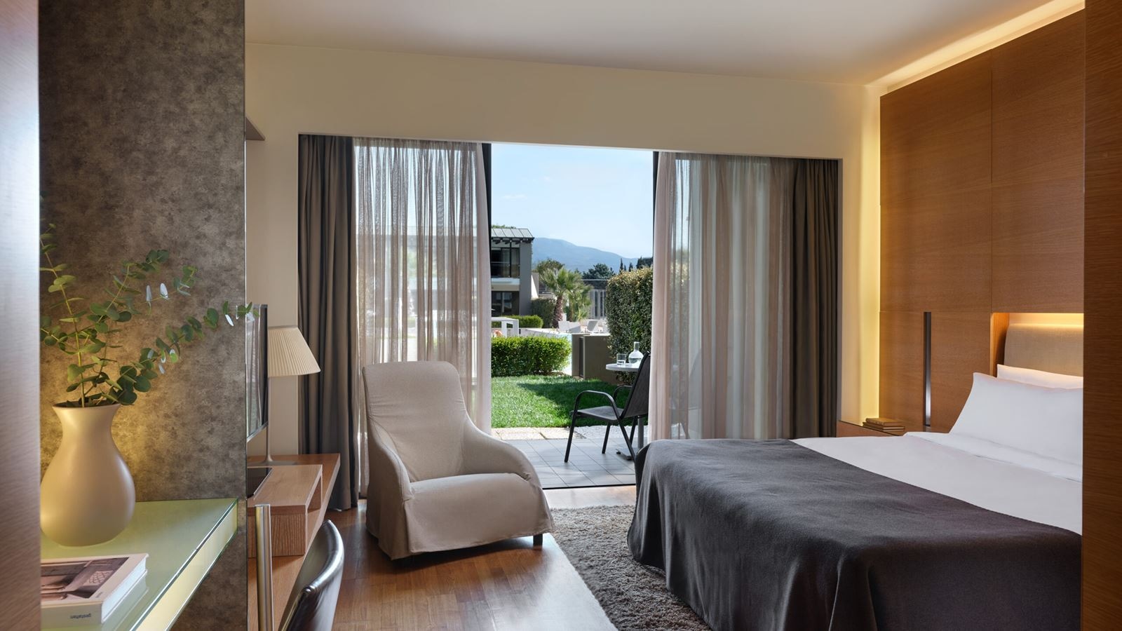 rooms-superior-room-pool-view