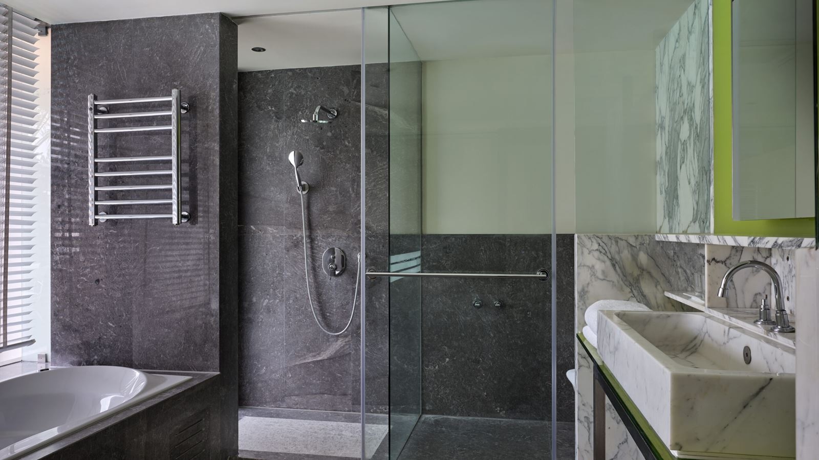 rooms-executive-suite-pool-view