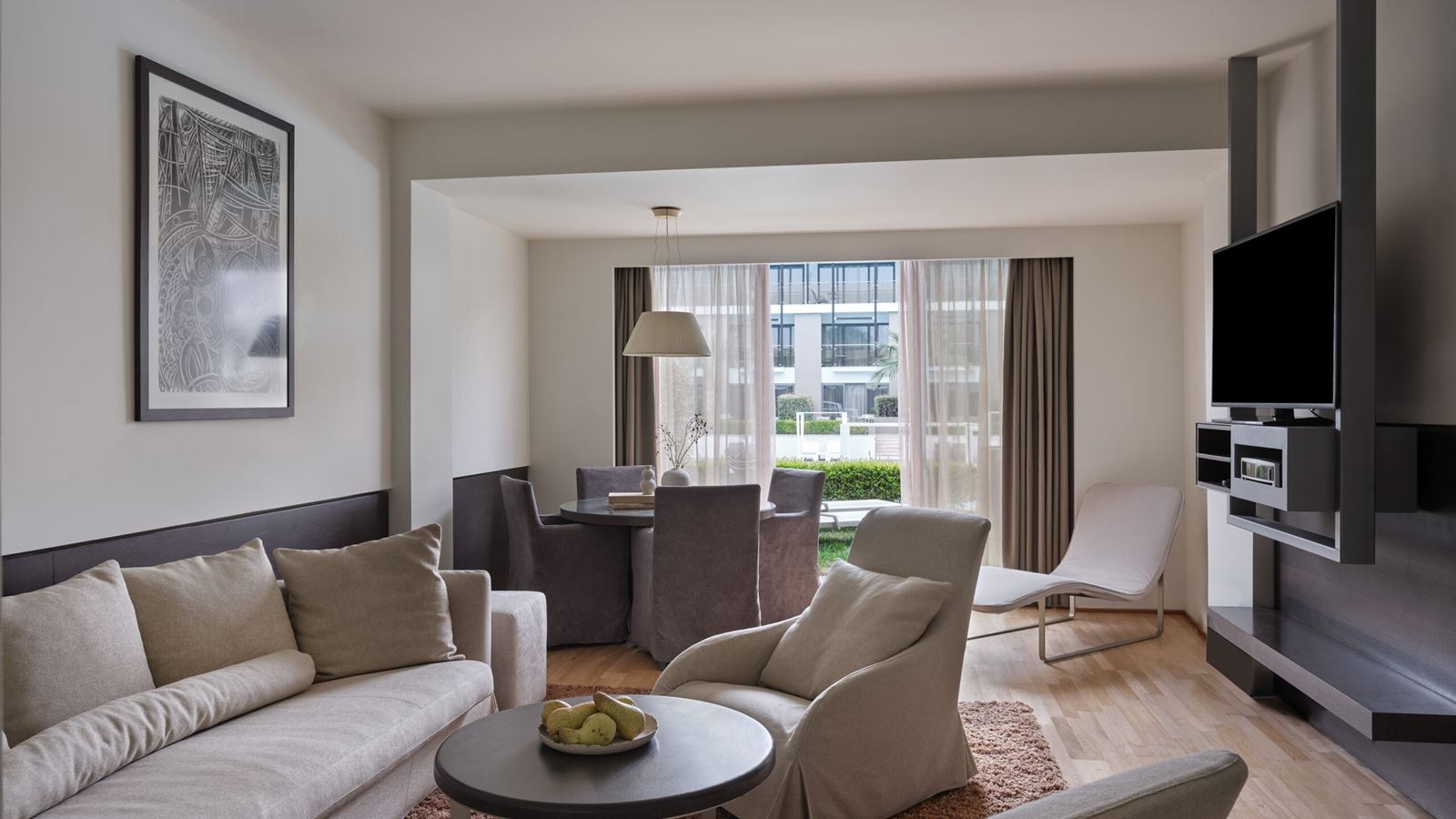 rooms-executive-suite-pool-view