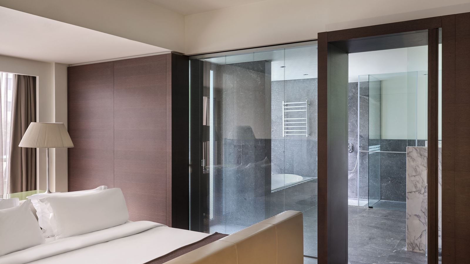 rooms-executive-suite-pool-view