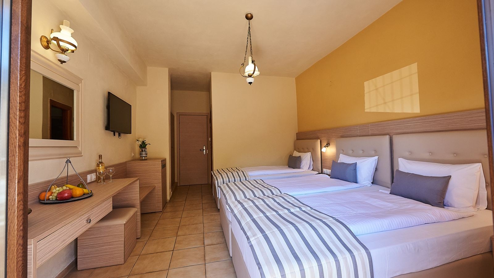 rooms-triple-room-superior-balcony