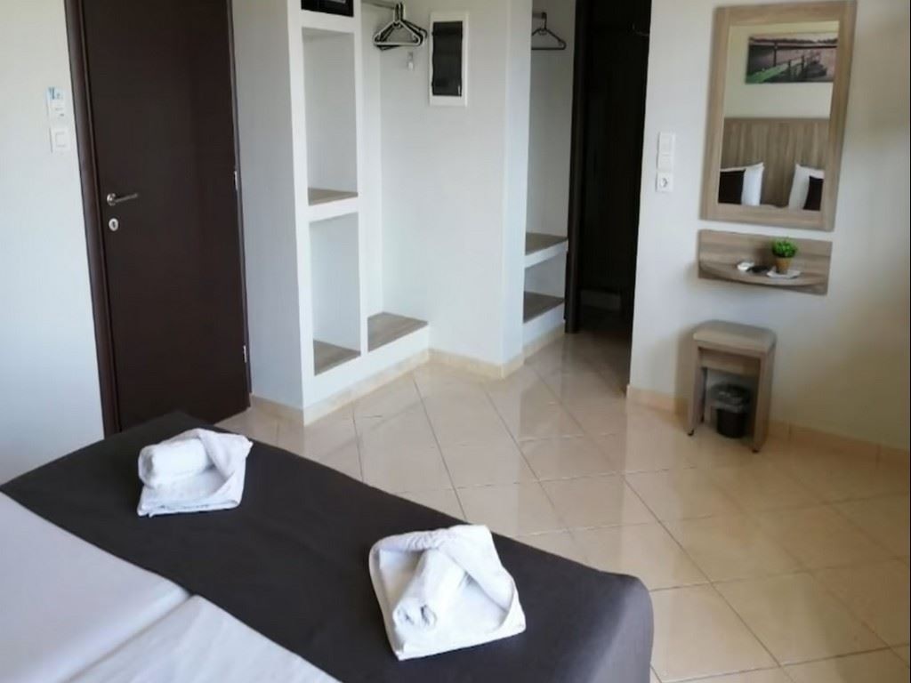 rooms-apartment-3-bedrooms-landview-balcony-or-terrace