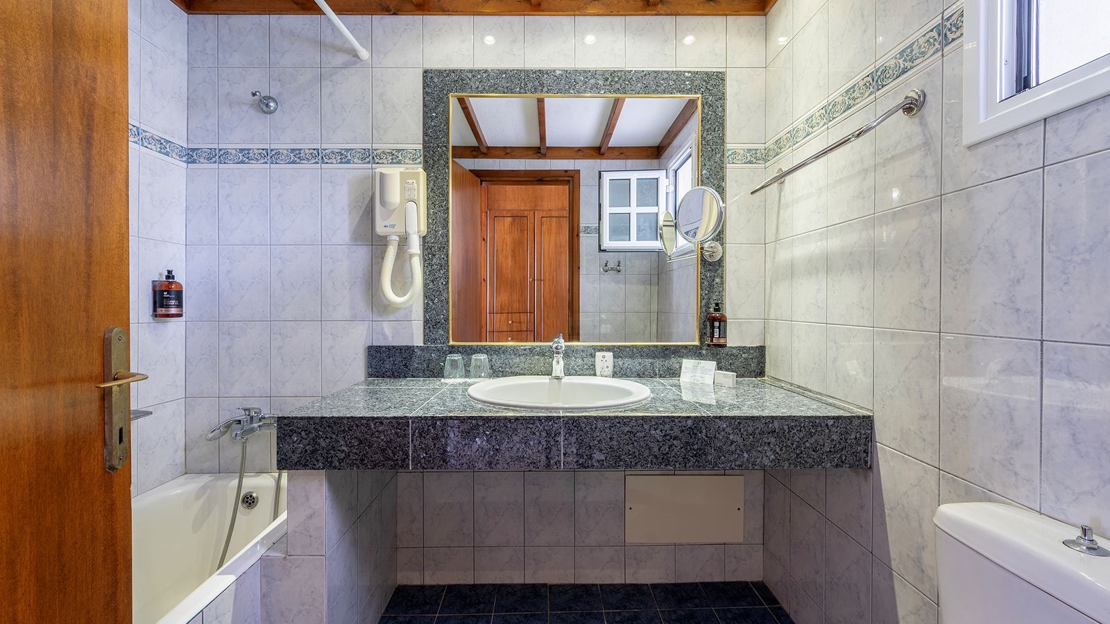 rooms-double-room-balcony-or-terrace