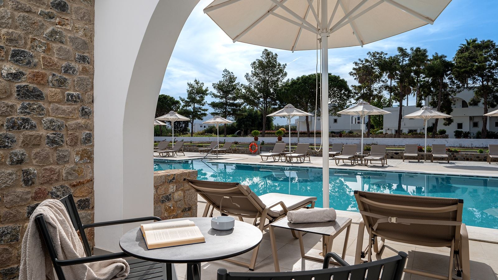 rooms-deluxe-double-room-swim-up--adults-only-over-16-yo