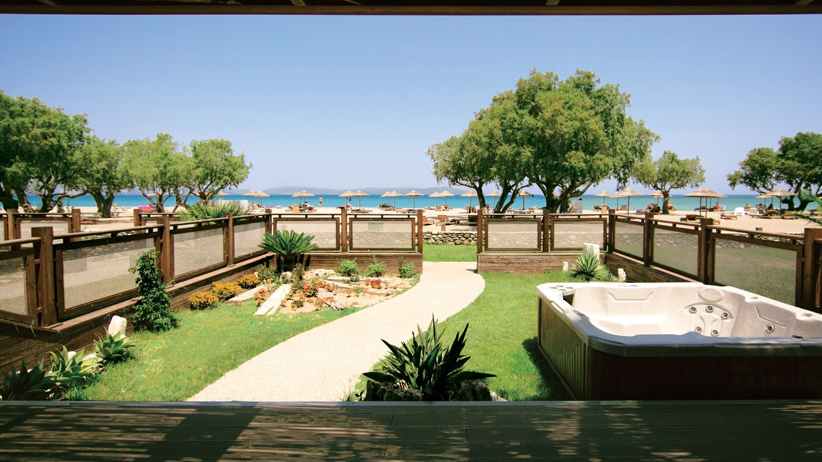 rooms-bungalow-deluxe-beachfront-terrace