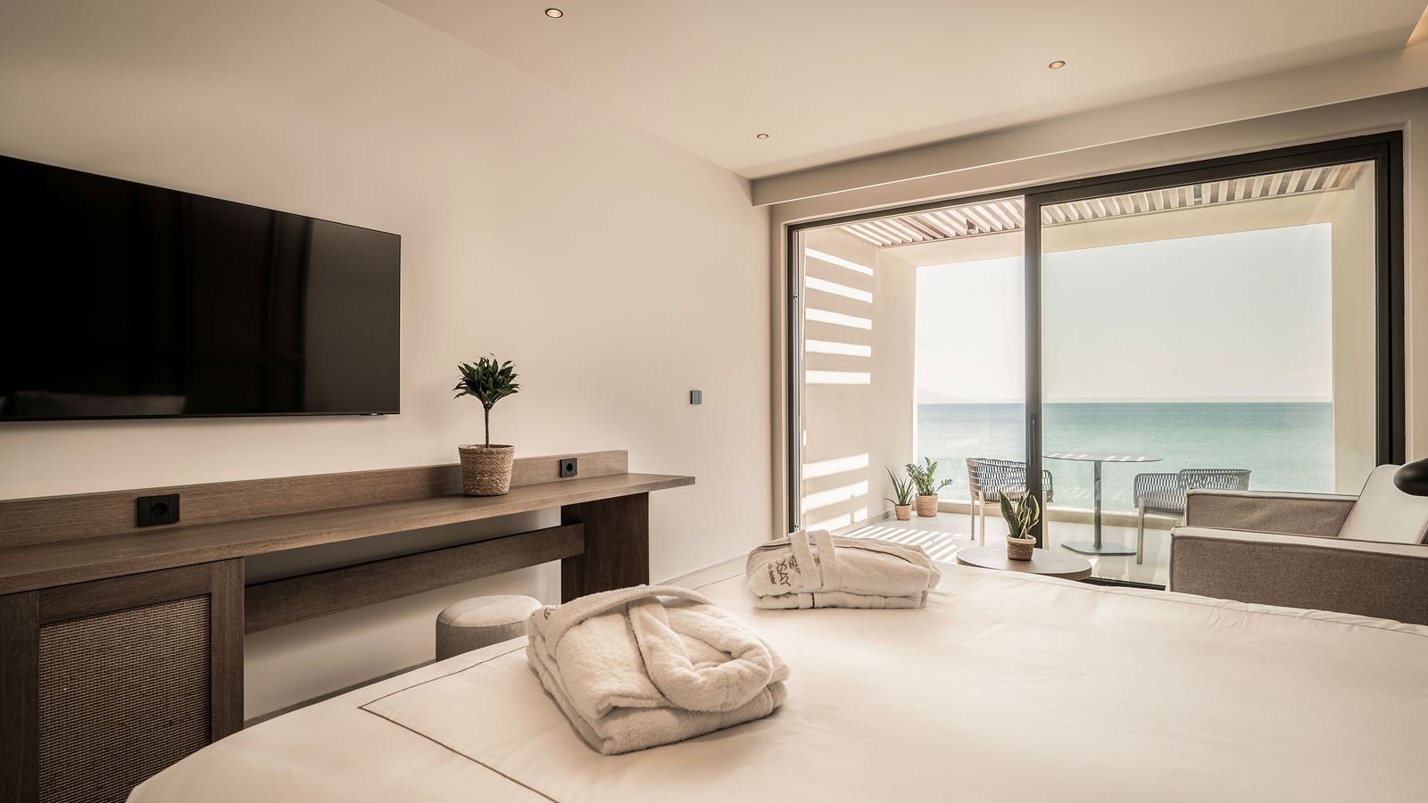 rooms-suite-superior-sea-view-with-balcony