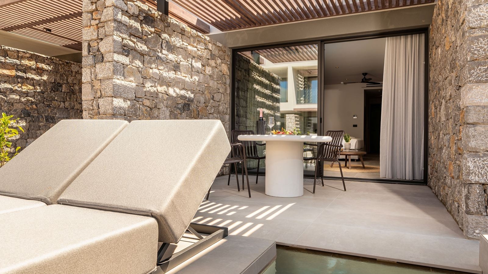 rooms-suite-premium-swimup