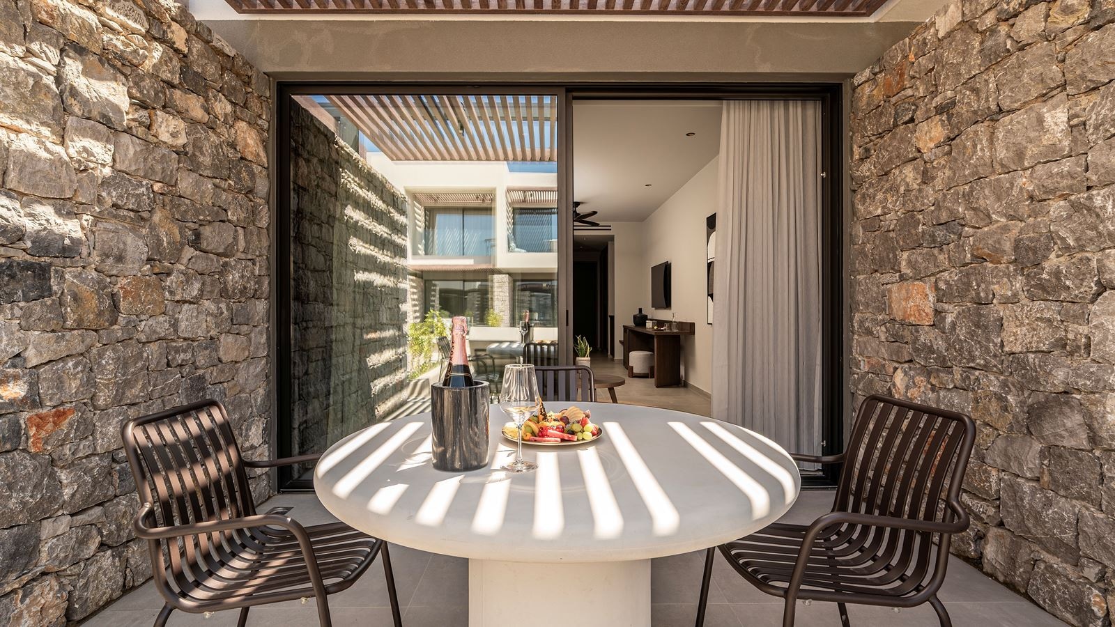 rooms-suite-premium-swimup