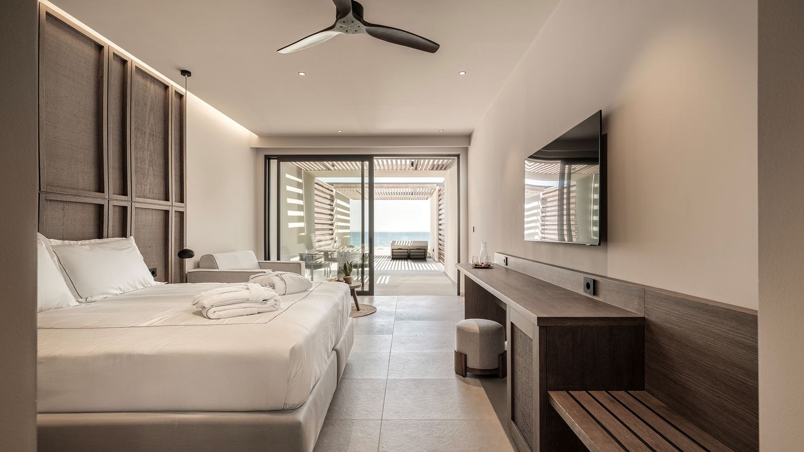 rooms-suite-deluxe-with-private-pool-and-balcony