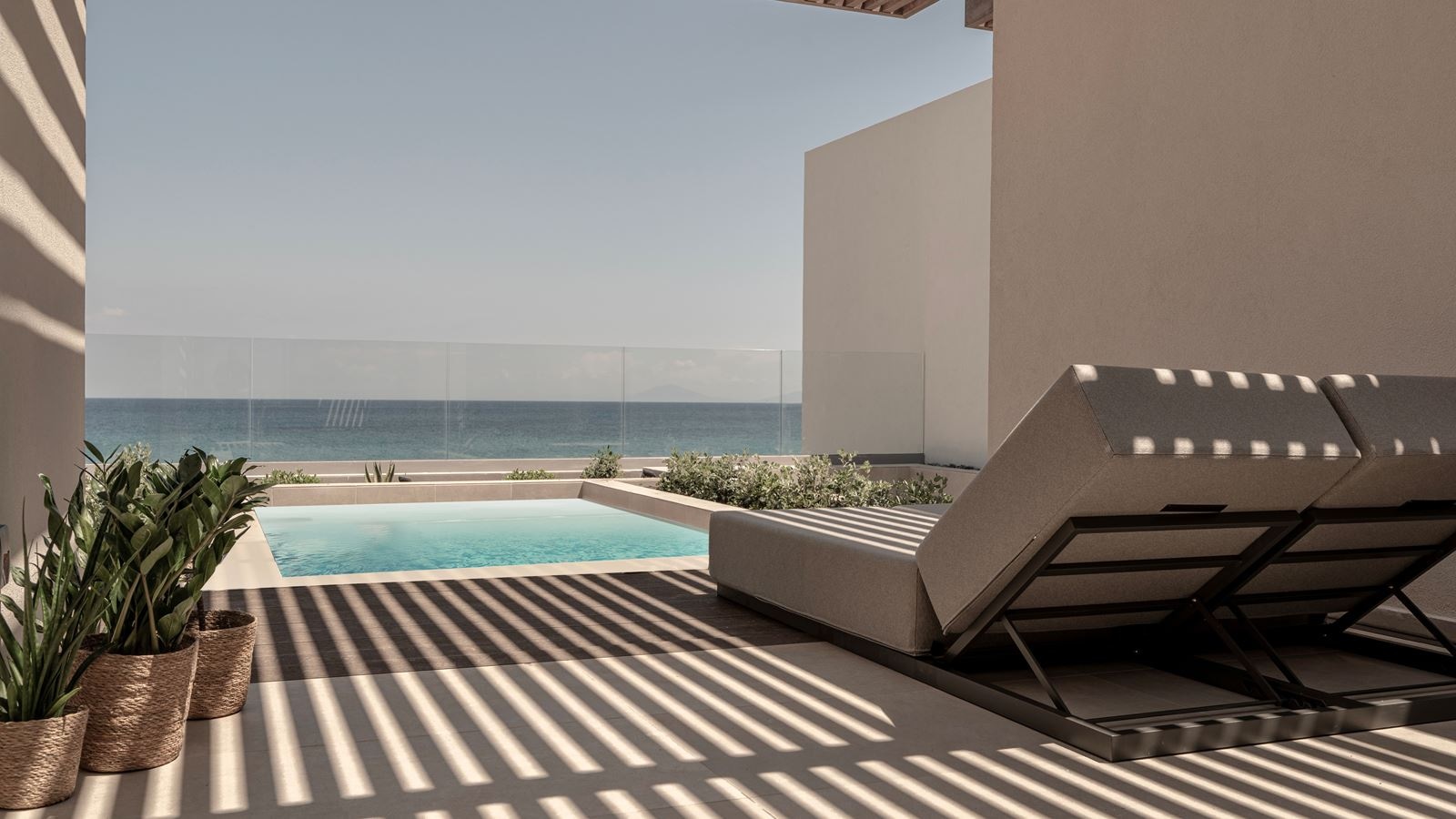 rooms-suite-deluxe-with-private-pool-and-balcony