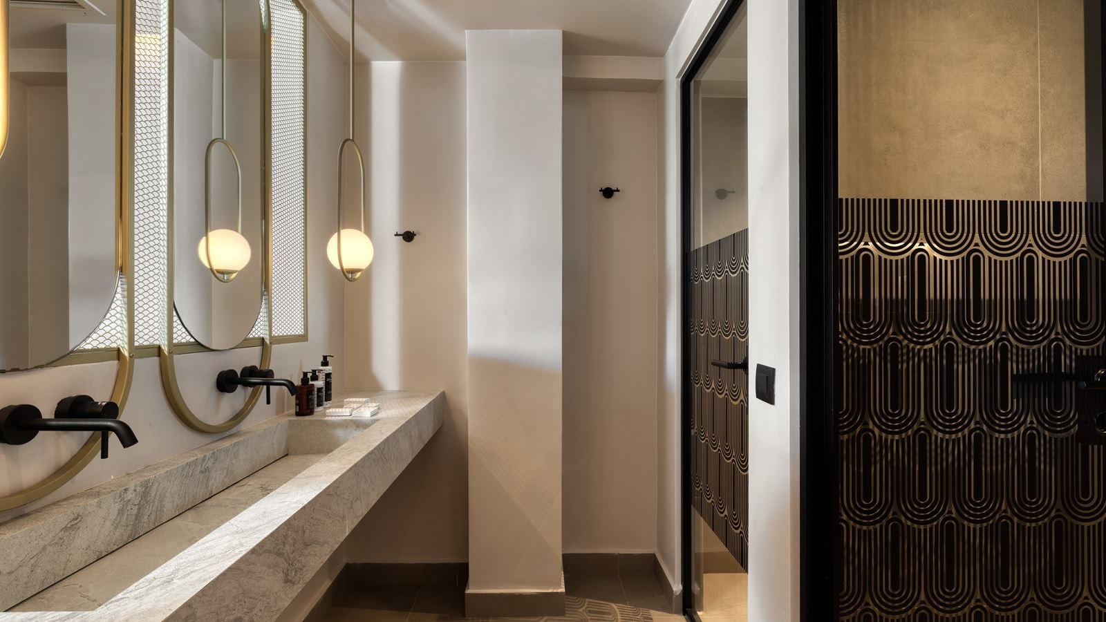 rooms-ivory-gold-suite-side-seaview-individual-pool