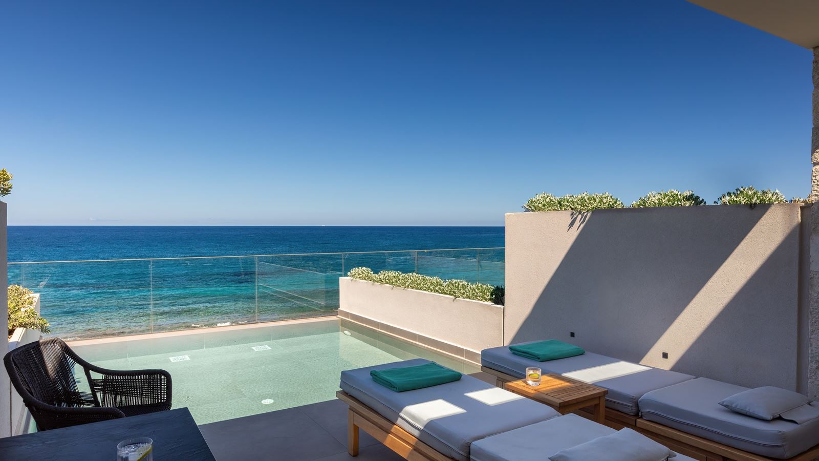 rooms-ivory-gold-suite-seaview-individual-pool