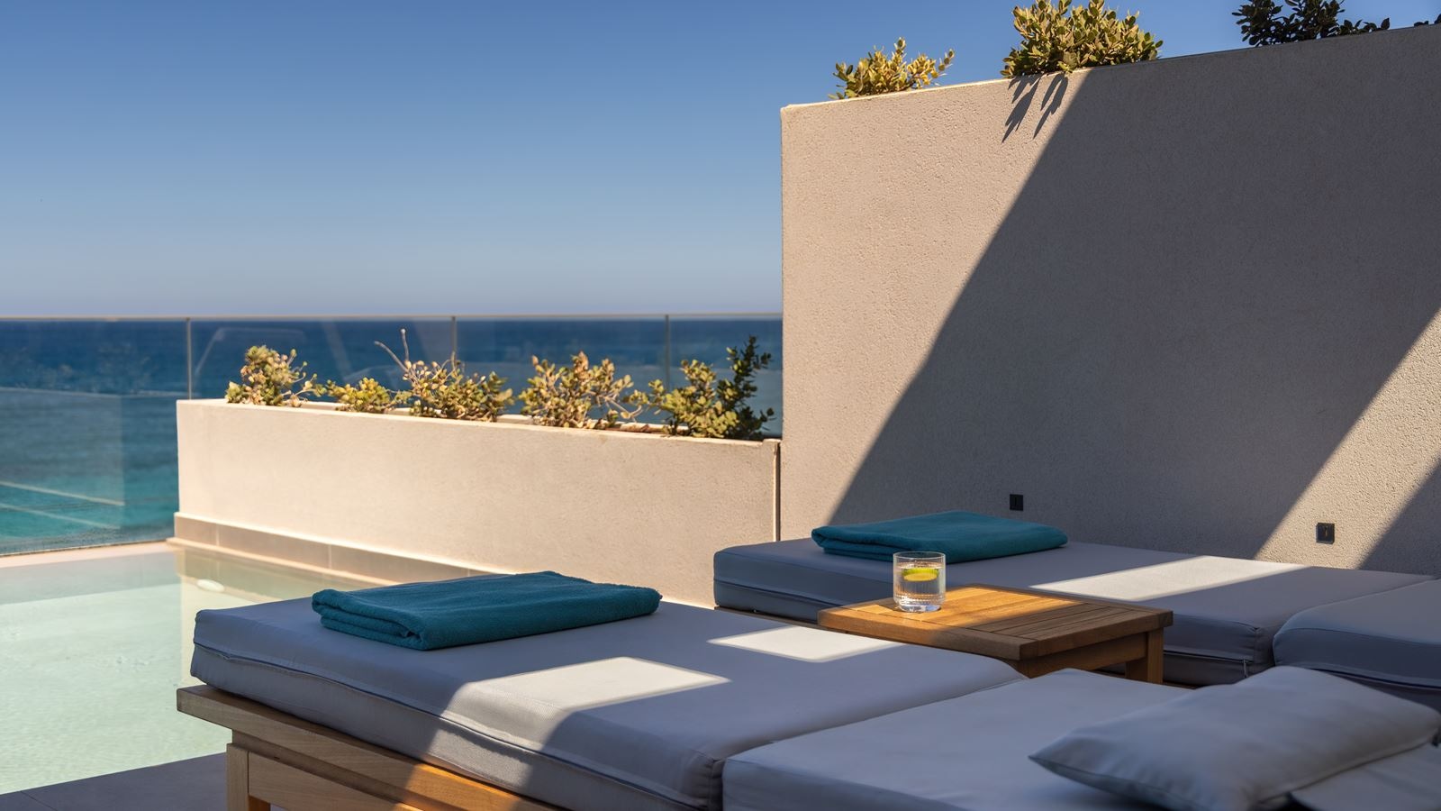 rooms-ivory-gold-suite-seaview-individual-pool