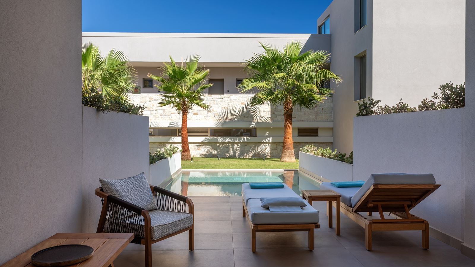 rooms-rouge-gold-maisonette-suite-individual-pool