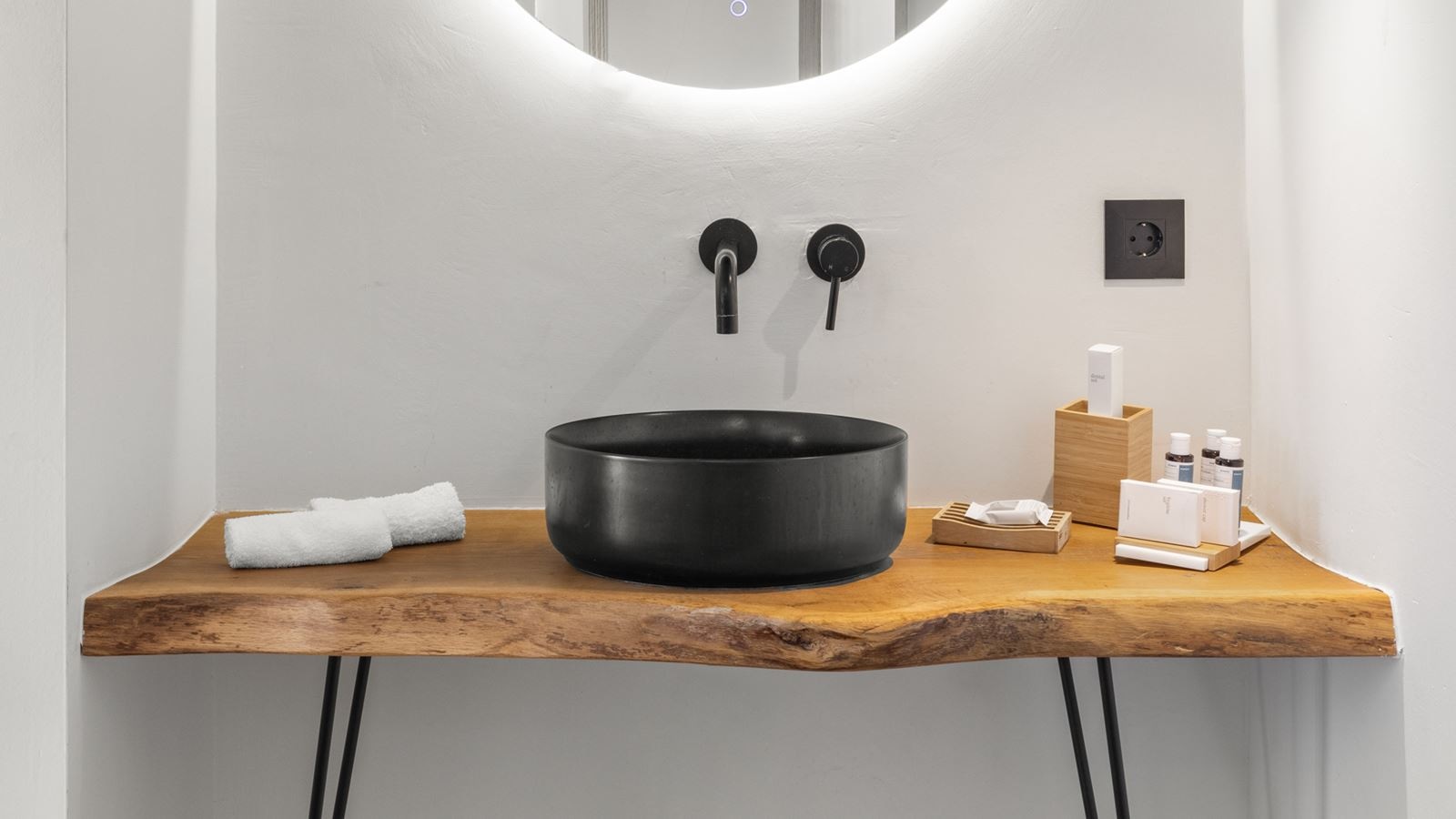 rooms-lifestyle-suite-pool-and-direct-sea-view