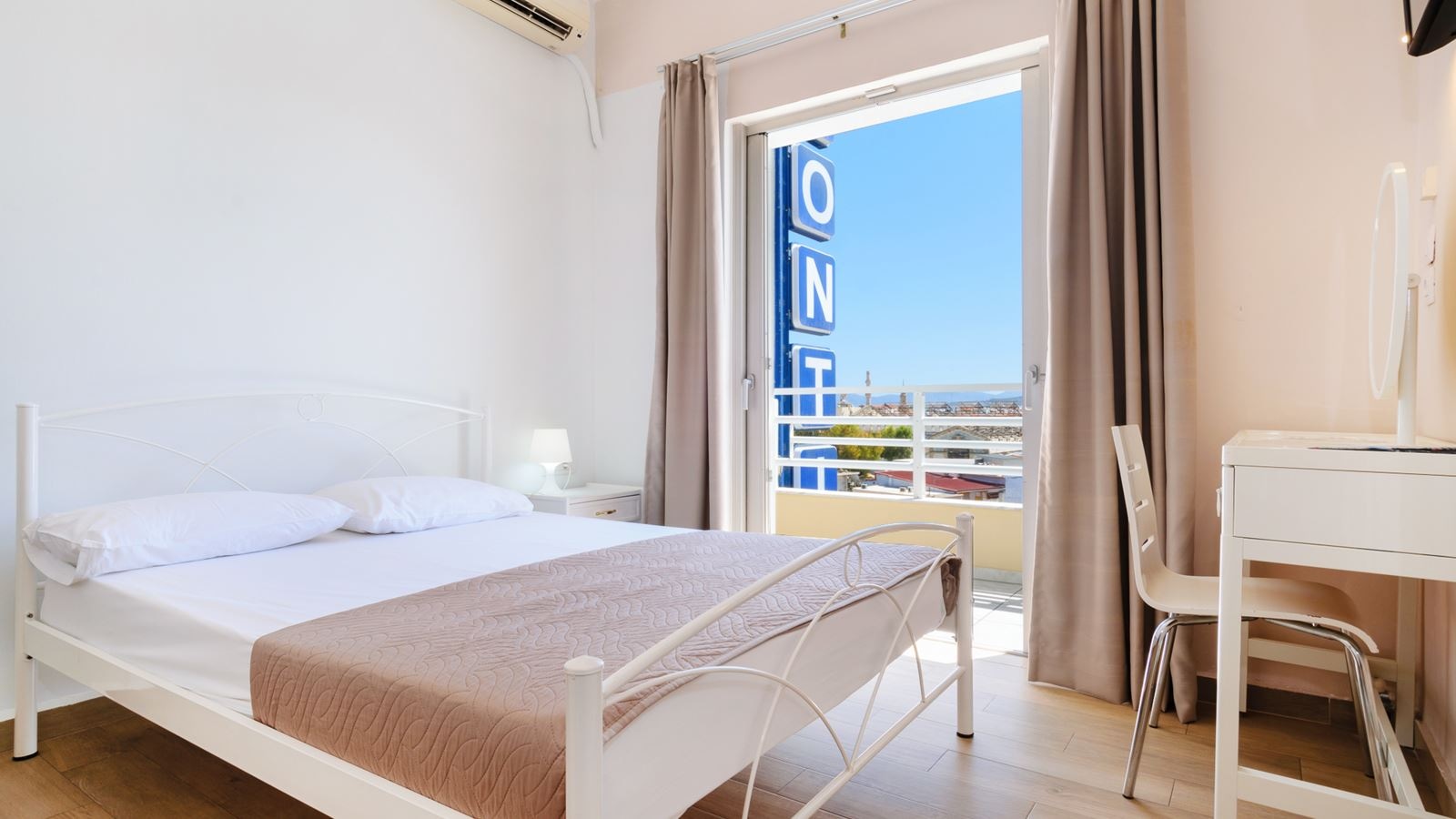 rooms-room-triple-cityview-balcony