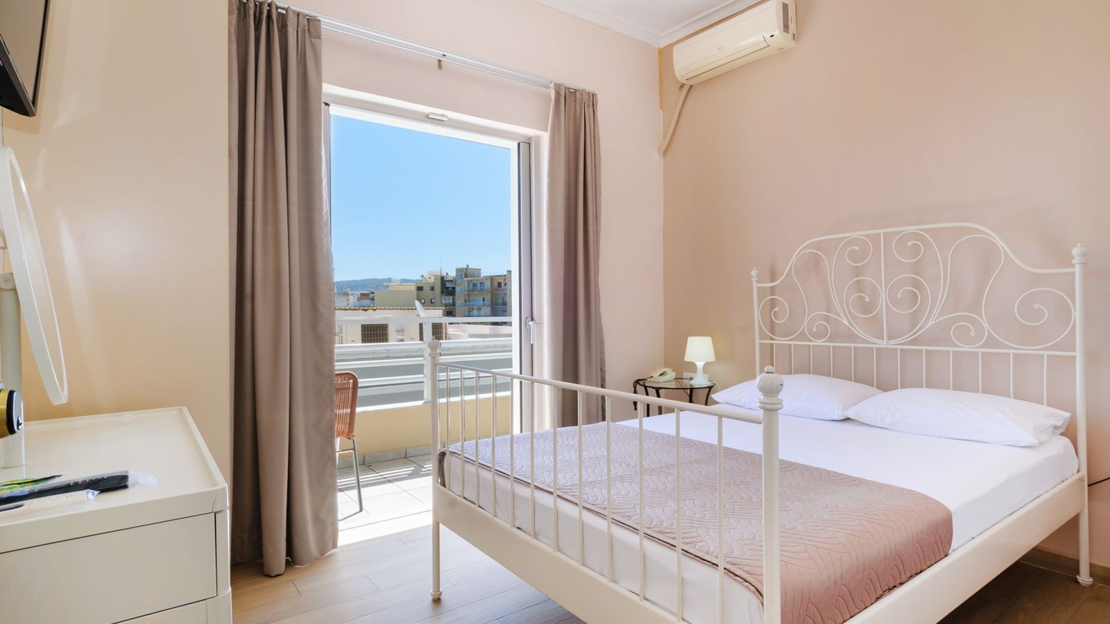 rooms-room-triple-cityview-balcony