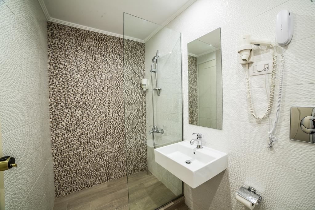 rooms-room-quintuple-cityview-balcony