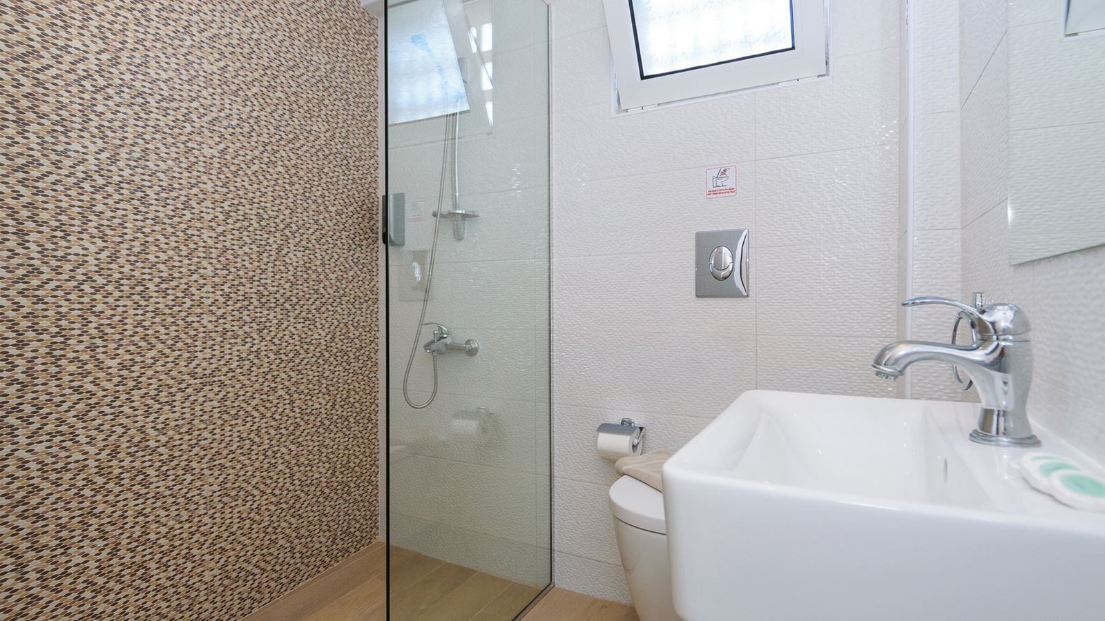 rooms-room-quintuple-cityview-balcony