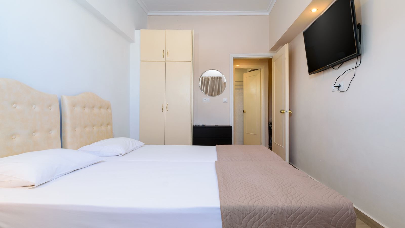 rooms-room-quintuple-cityview-balcony