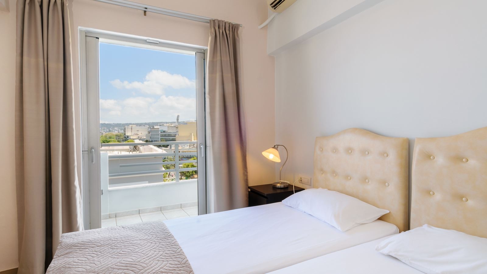 rooms-room-quintuple-cityview-balcony