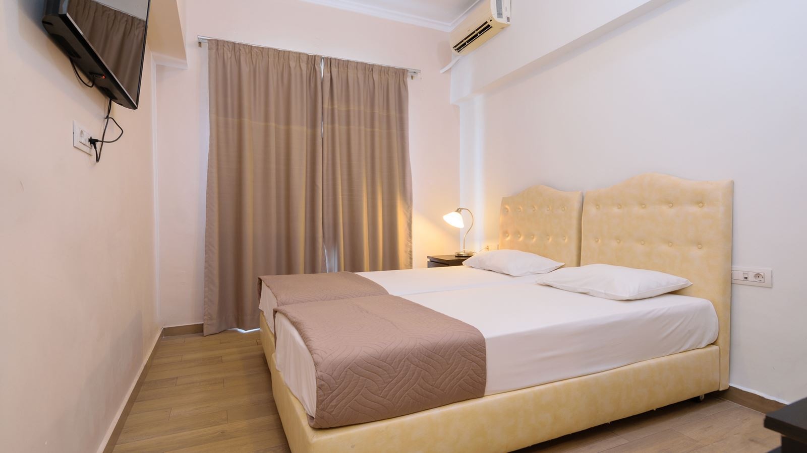 rooms-room-quintuple-cityview-balcony