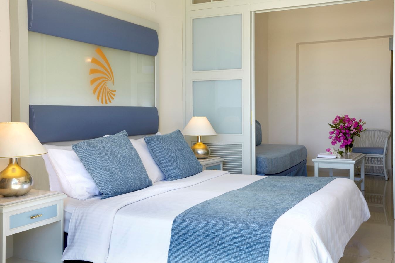 rooms-family-room-garden-view