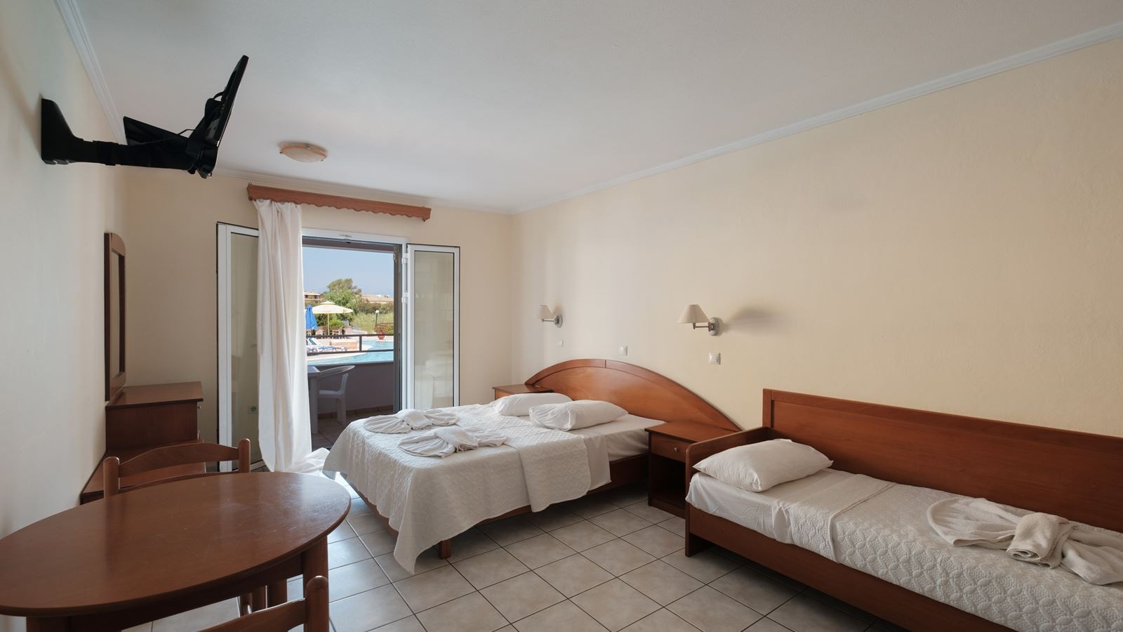 rooms-studio-balcony-or-terrace