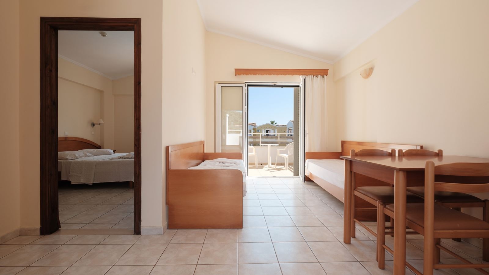 rooms-apartment-1-bedroom-balcony-or-terrace