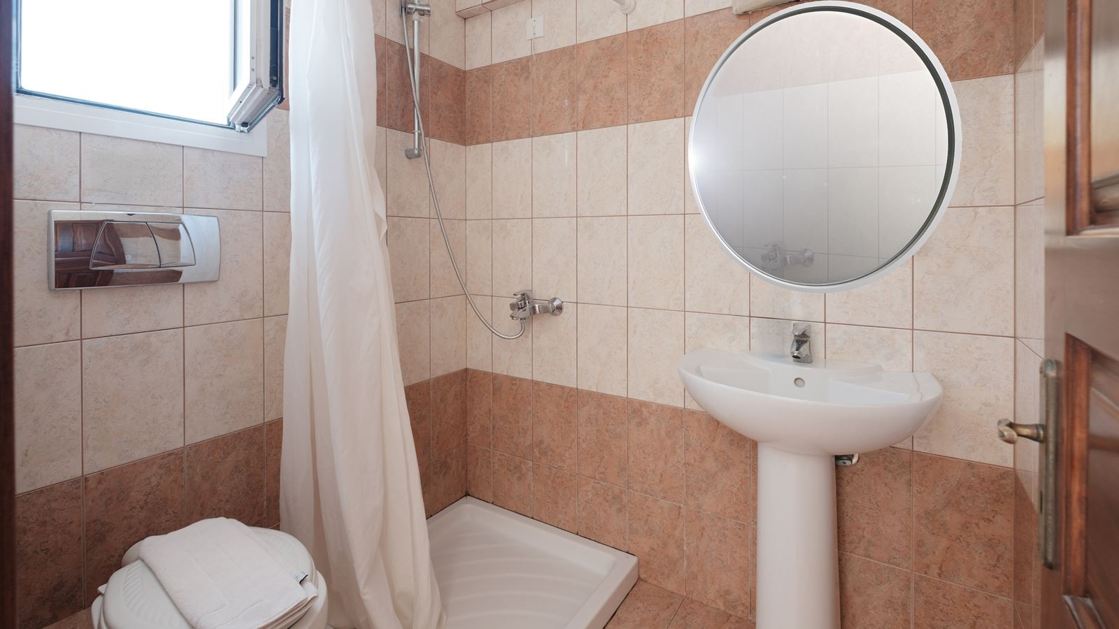 rooms-apartment-1-bedroom-balcony-or-terrace