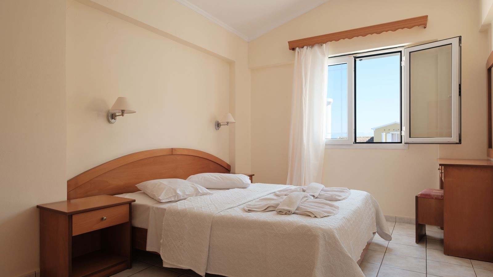 rooms-apartment-1-bedroom-balcony-or-terrace