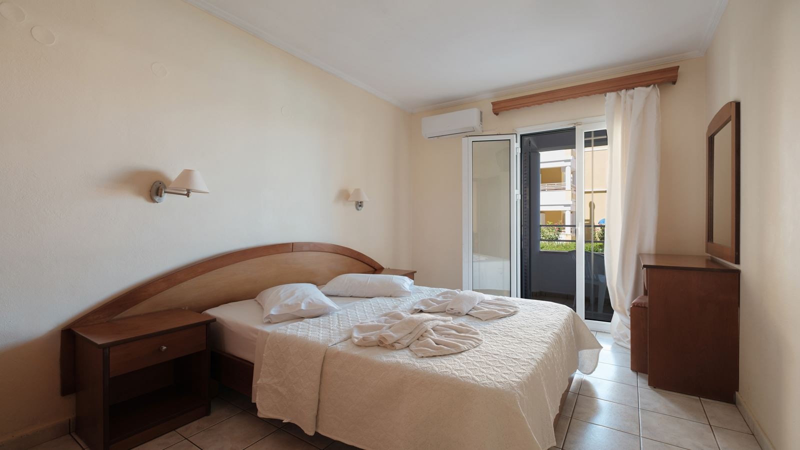 rooms-apartment-2-bedrooms-balcony-or-terrace