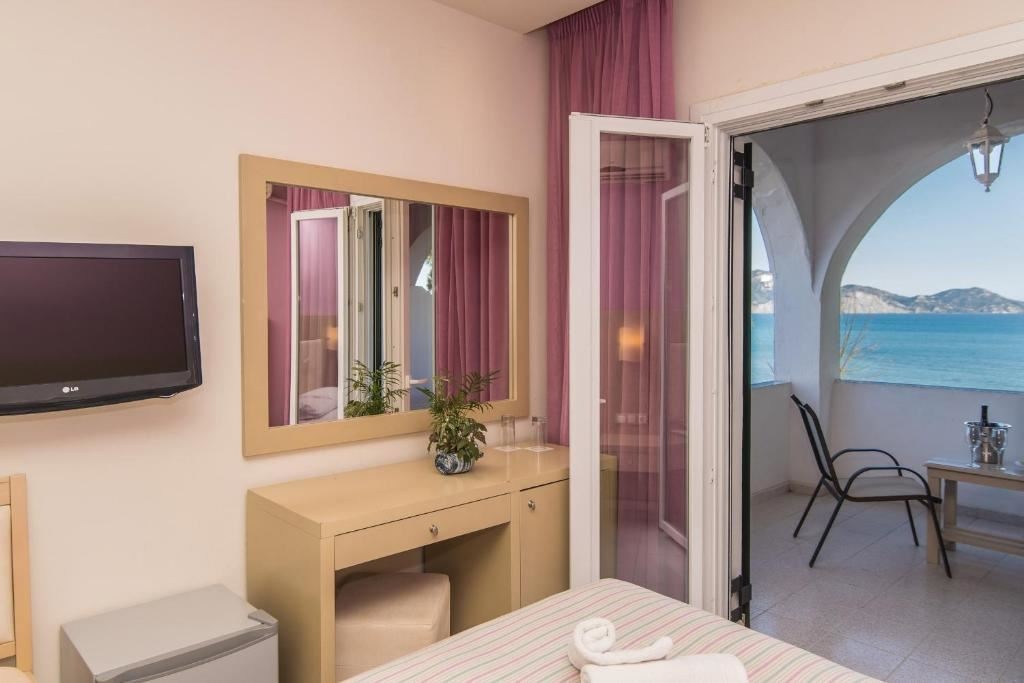 rooms-double-room-sea-view-balcony