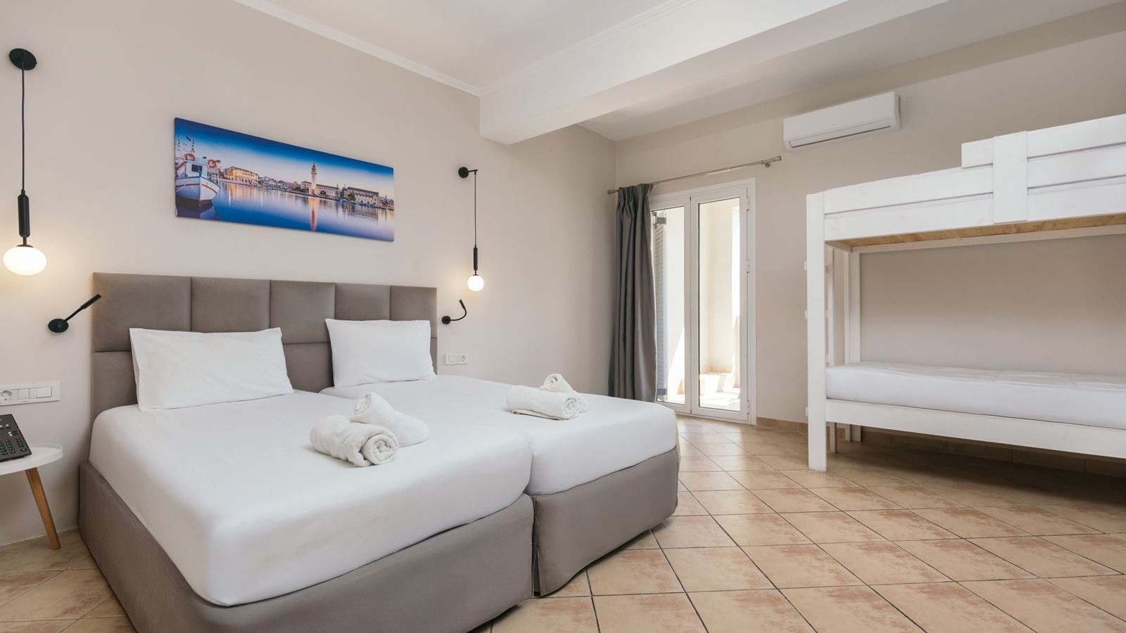 rooms-family-room-annex-balcony