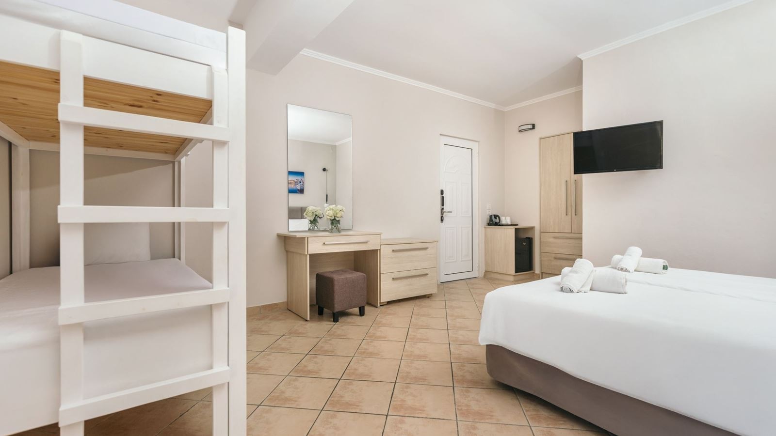 rooms-family-room-annex-balcony