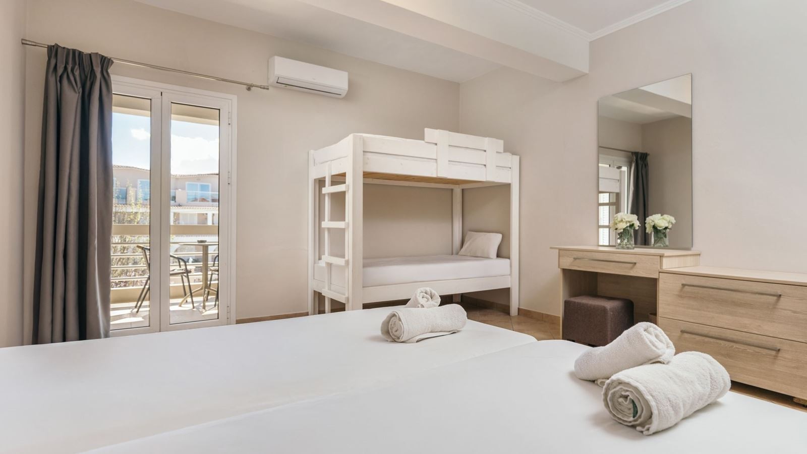 rooms-family-room-annex-balcony