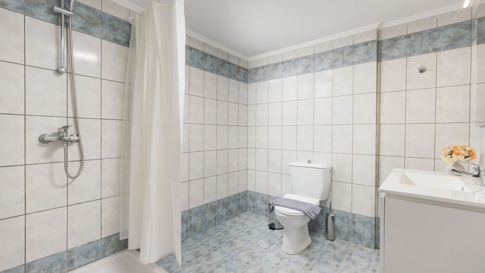 rooms-family-room-annex-balcony