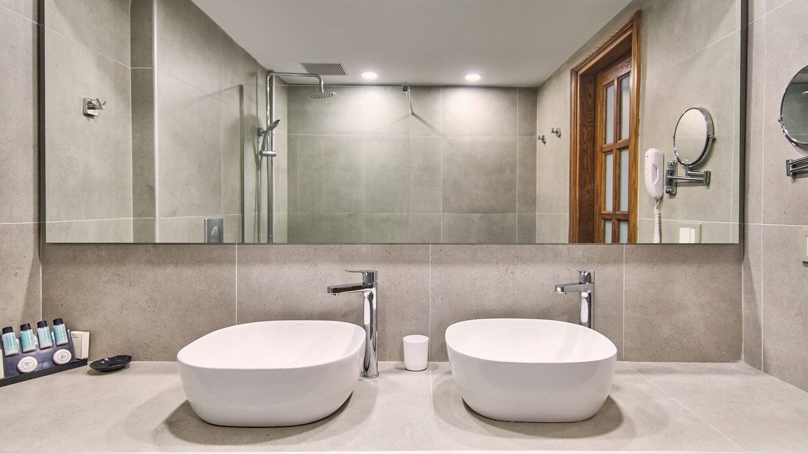 rooms-family-room-balcony