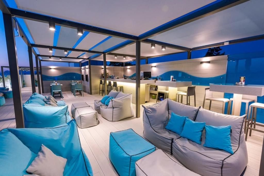 bars-pleades-pool-bar