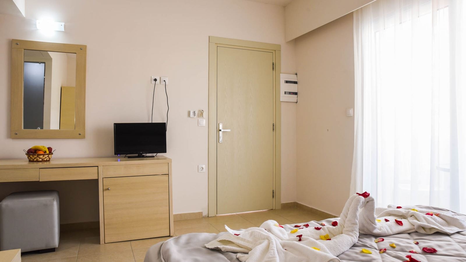 rooms-superior-apartment-balcony-or-terrace