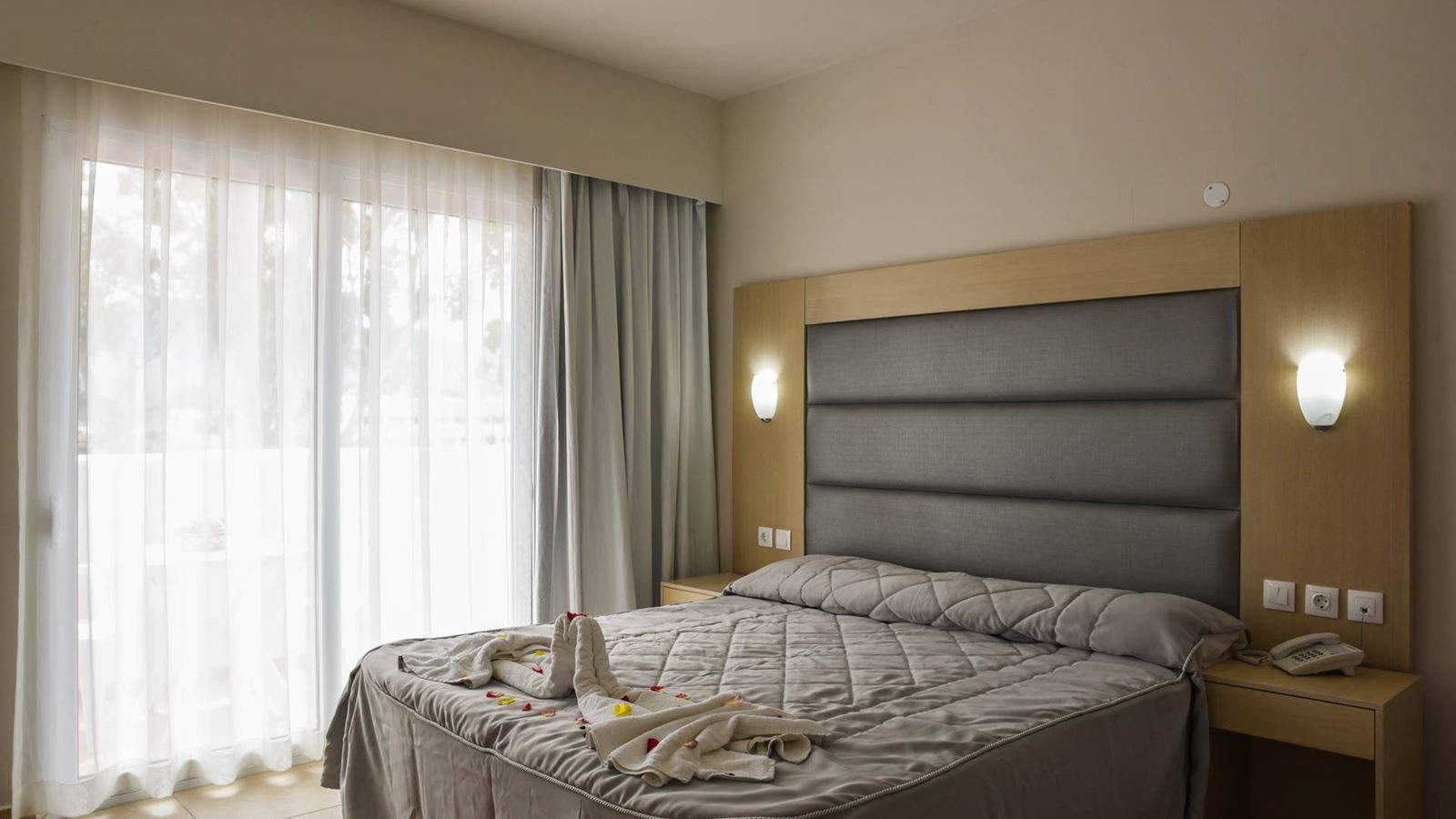 rooms-superior-apartment-balcony-or-terrace