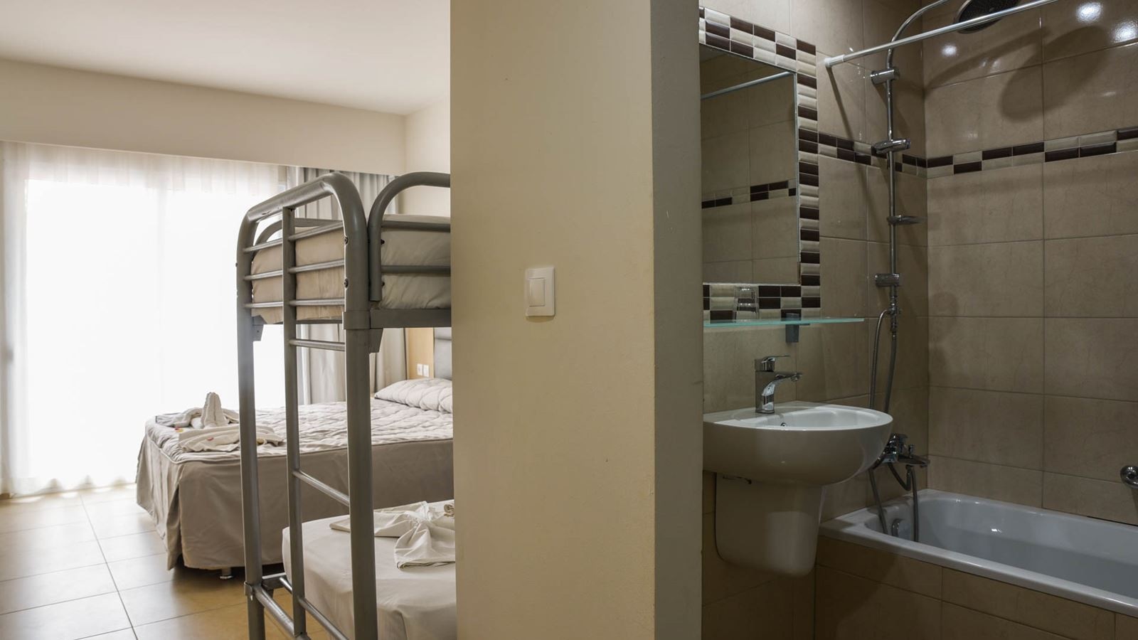 rooms-room-family-large-w-bunkbed