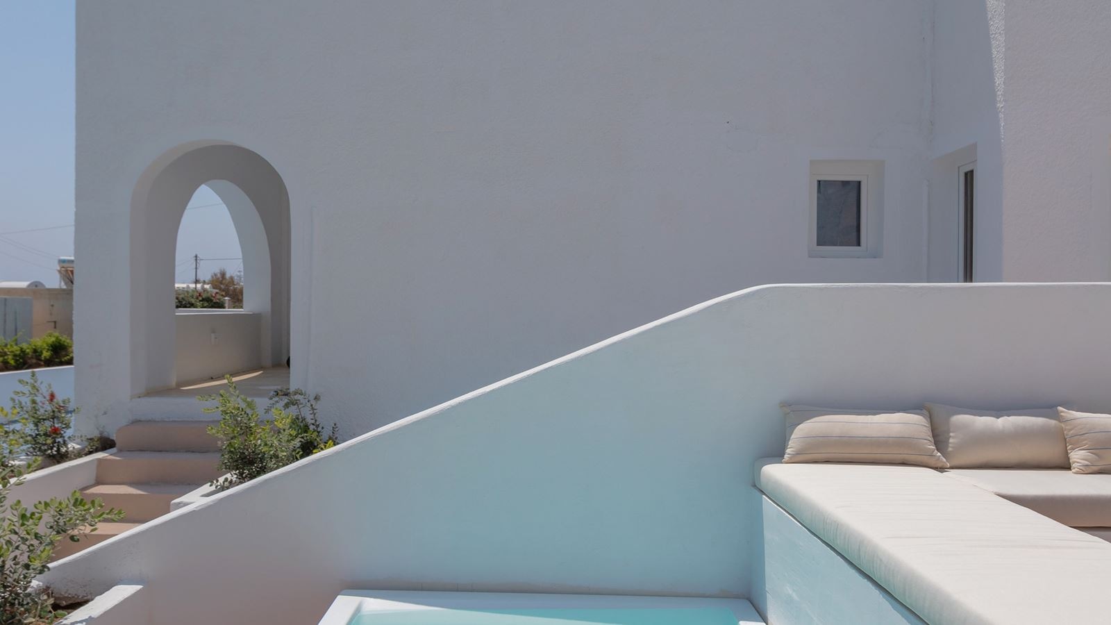 rooms-standard-double-room-with-jacuzzi--pool-view