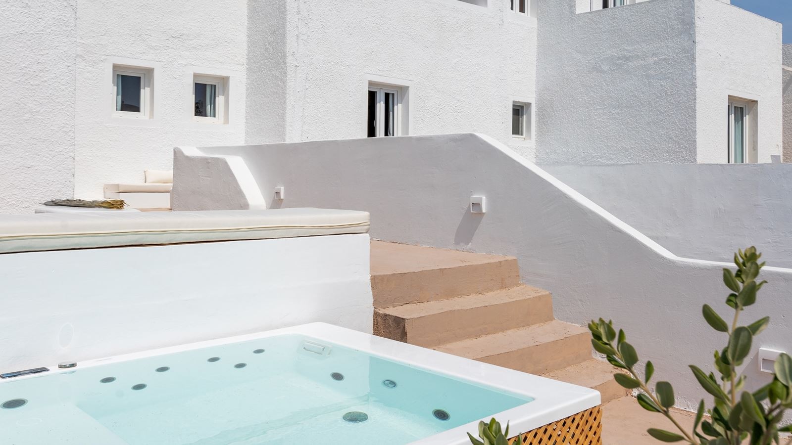 rooms-standard-double-room-with-jacuzzi--pool-view