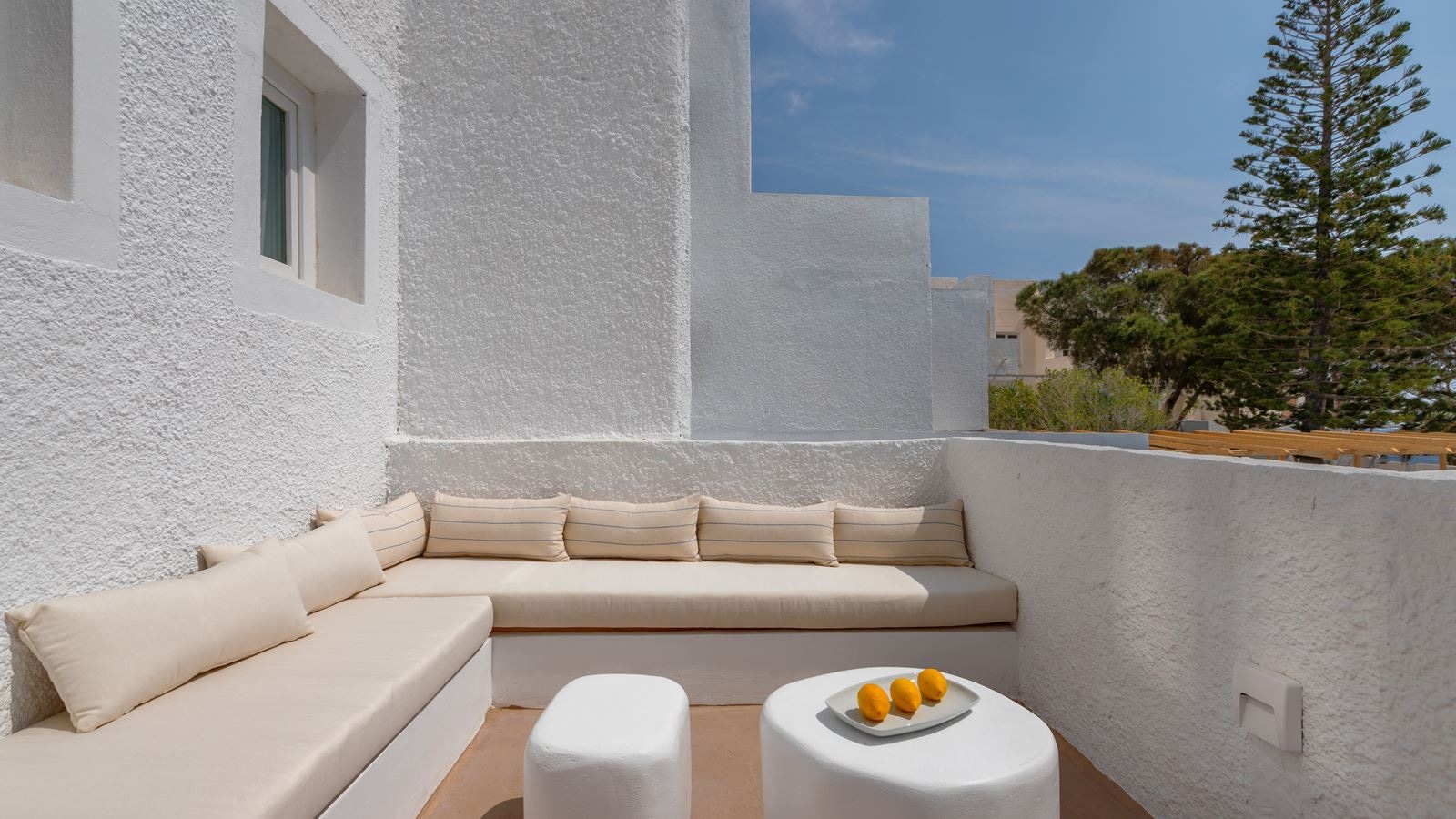 rooms-standard-double-room-with-jacuzzi--pool-view