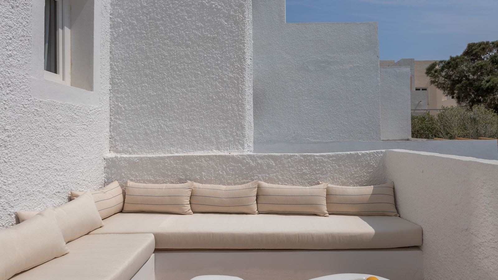 rooms-standard-double-room-with-jacuzzi--pool-view
