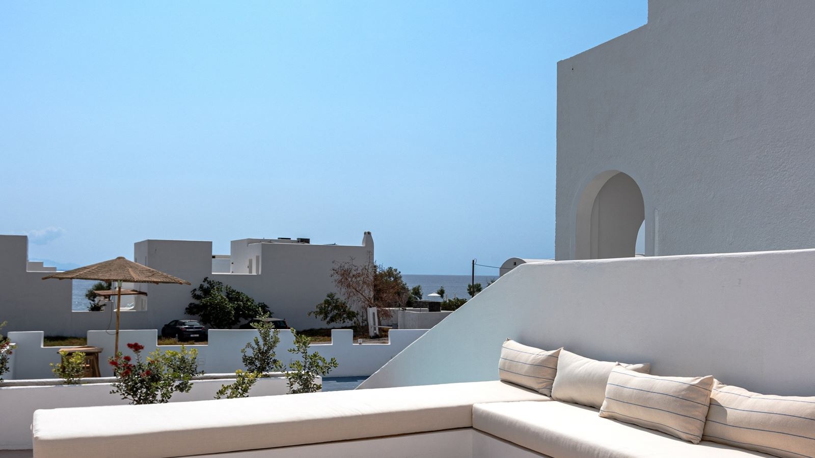 rooms-standard-double-room-with-jacuzzi--pool-view