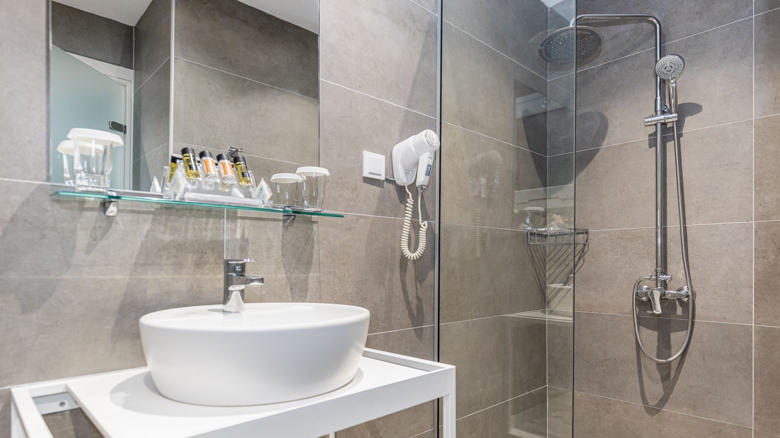 rooms-twin-room-main-building-sea-view