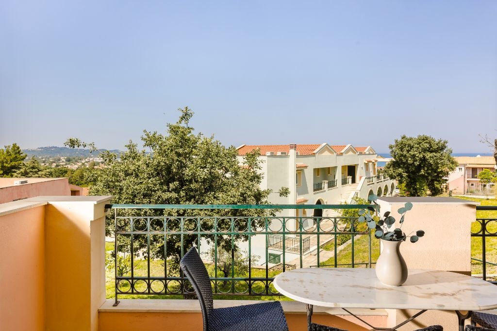 rooms-one-bedroom-family--superior-garden-view-balcony-or-terrace