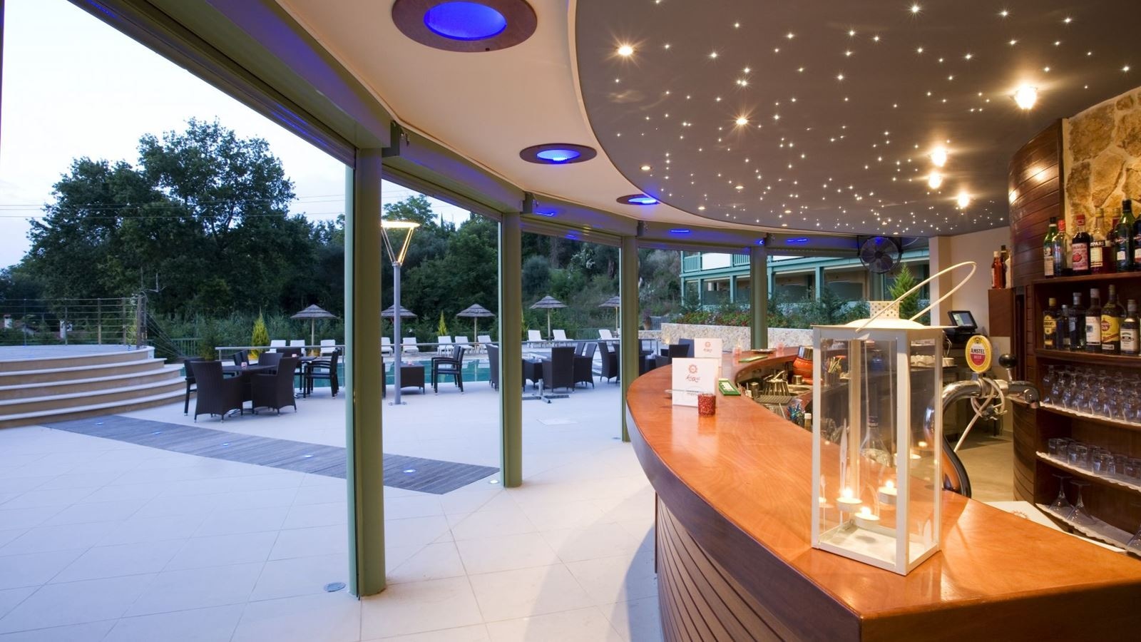 restaurants-pool-bar